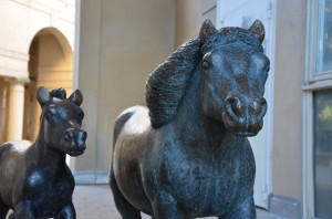 Staty Daphne och Olle Staty "Daphne och Olle". Konstnär: Aline Magnusson