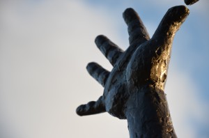 Staty Kasper Närbild "Kaspers" hand